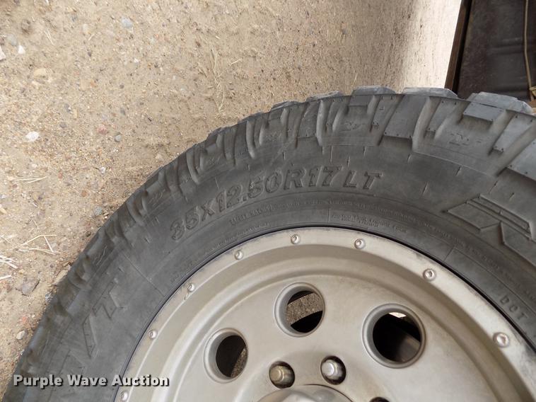 image for item FH9064 2005 Ford F350 Super Duty Crew Cab flatbed pickup truck