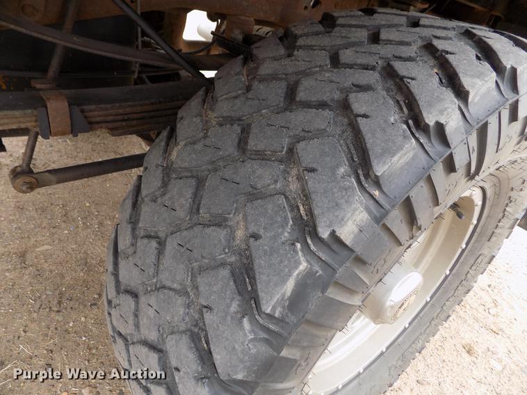 image for item FH9064 2005 Ford F350 Super Duty Crew Cab flatbed pickup truck