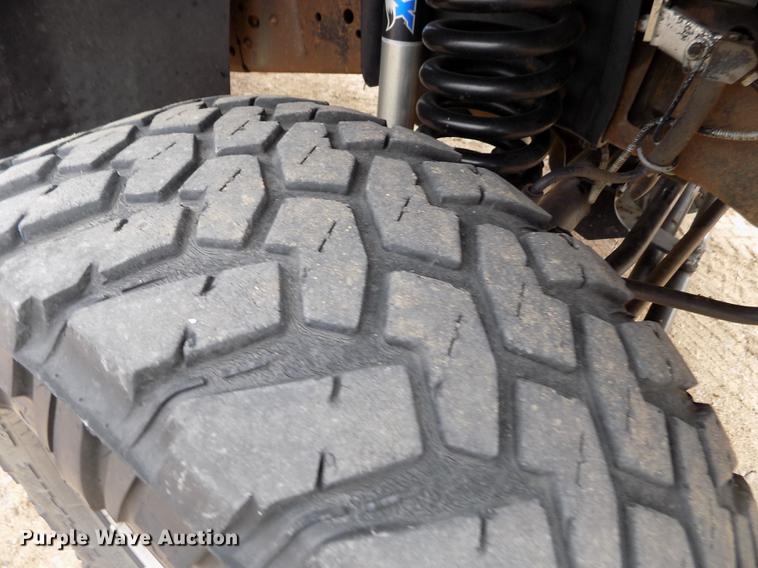 image for item FH9064 2005 Ford F350 Super Duty Crew Cab flatbed pickup truck