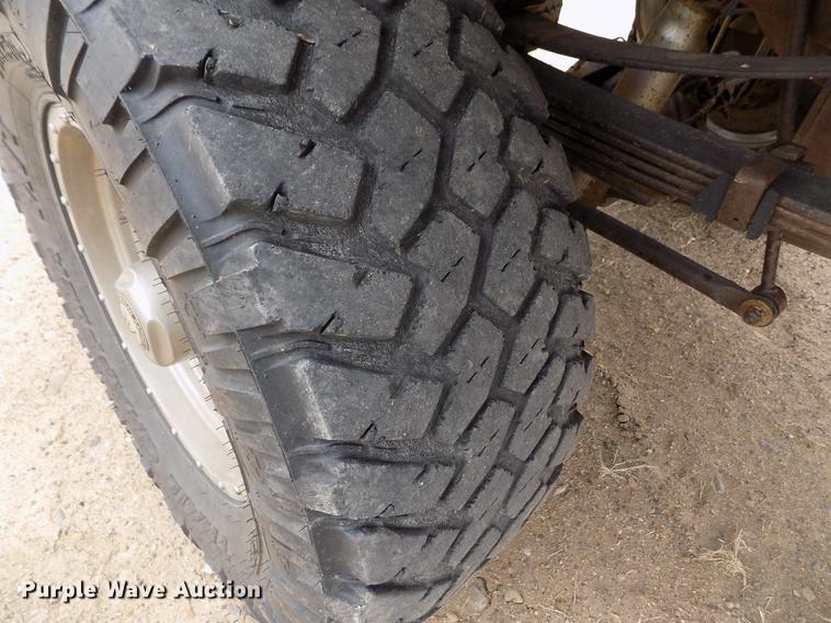 image for item FH9064 2005 Ford F350 Super Duty Crew Cab flatbed pickup truck