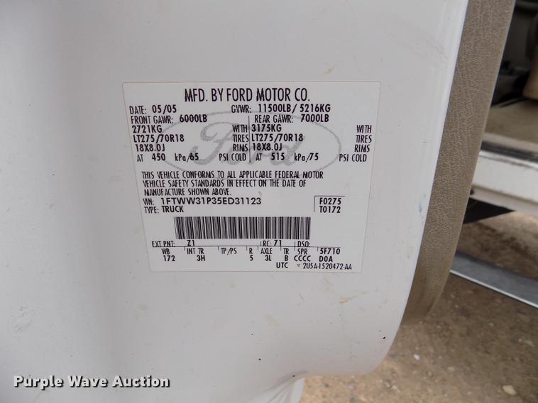 image for item FH9064 2005 Ford F350 Super Duty Crew Cab flatbed pickup truck