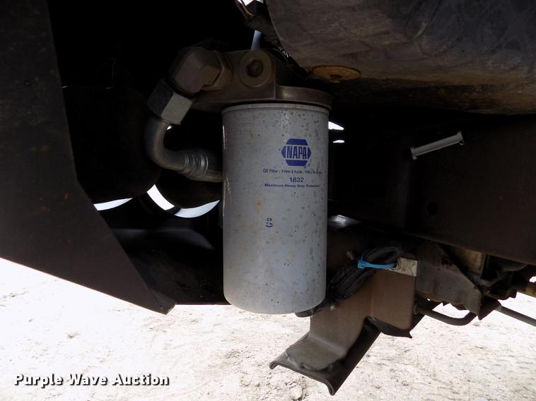 image for item FH9064 2005 Ford F350 Super Duty Crew Cab flatbed pickup truck