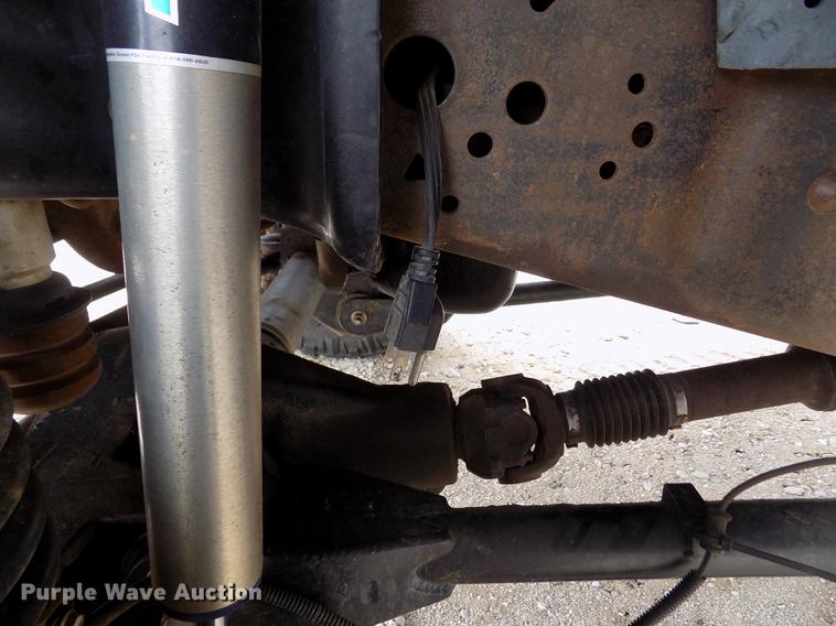 image for item FH9064 2005 Ford F350 Super Duty Crew Cab flatbed pickup truck