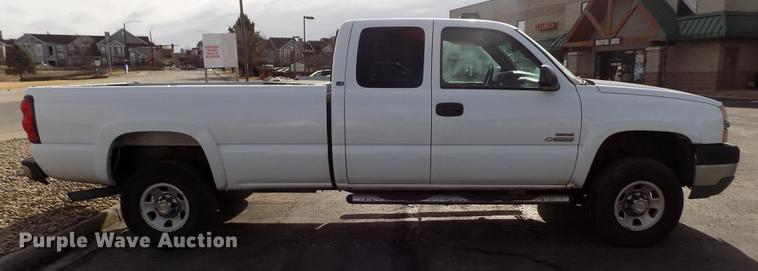 image for item FH9154 2004 Chevrolet Silverado 3500 LS Ext. Cab pickup truck