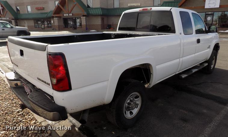 image for item FH9154 2004 Chevrolet Silverado 3500 LS Ext. Cab pickup truck