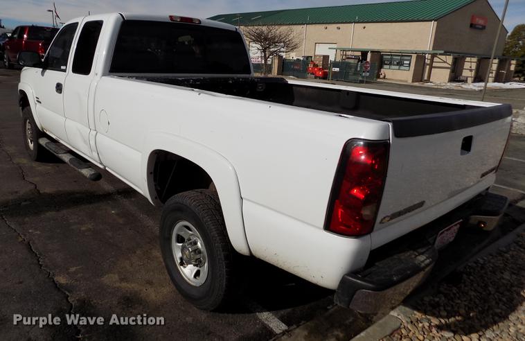 image for item FH9154 2004 Chevrolet Silverado 3500 LS Ext. Cab pickup truck