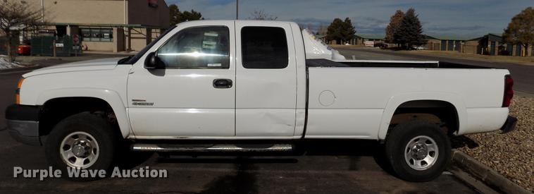 image for item FH9154 2004 Chevrolet Silverado 3500 LS Ext. Cab pickup truck