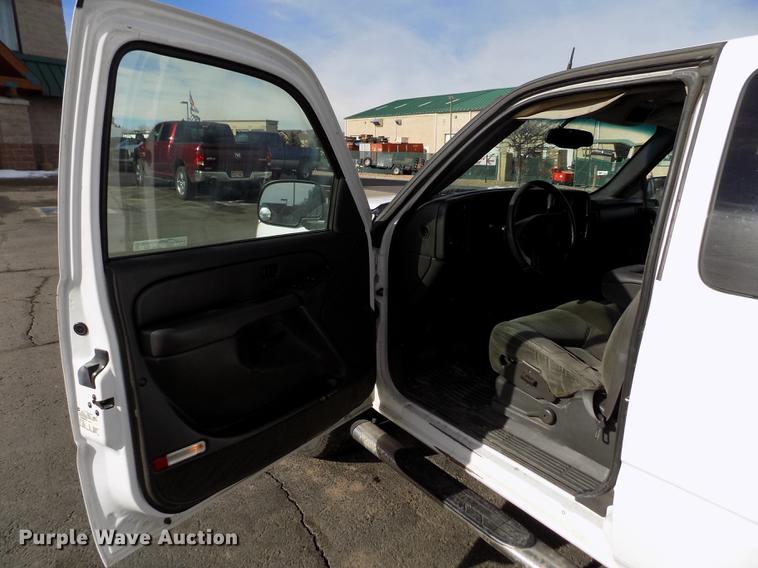 image for item FH9154 2004 Chevrolet Silverado 3500 LS Ext. Cab pickup truck