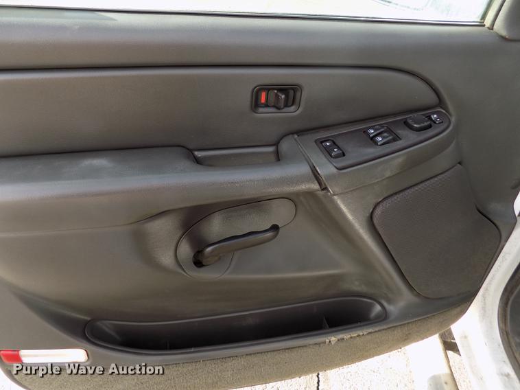 image for item FH9154 2004 Chevrolet Silverado 3500 LS Ext. Cab pickup truck