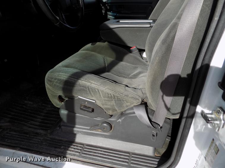 image for item FH9154 2004 Chevrolet Silverado 3500 LS Ext. Cab pickup truck