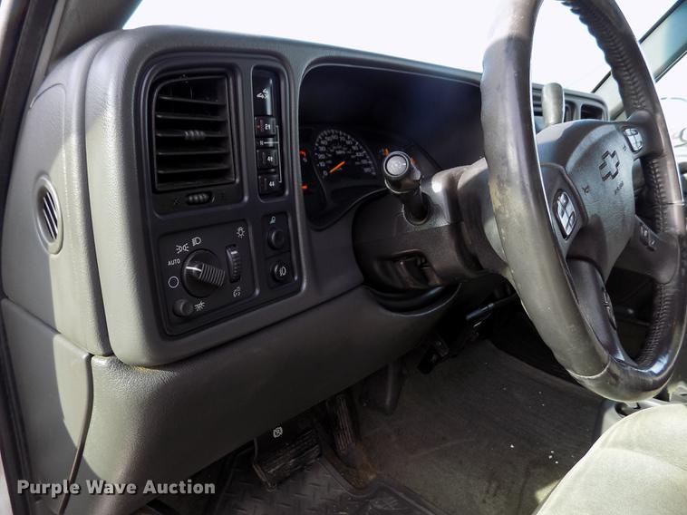 image for item FH9154 2004 Chevrolet Silverado 3500 LS Ext. Cab pickup truck