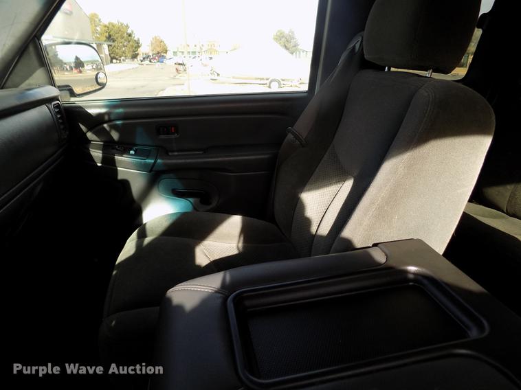 image for item FH9154 2004 Chevrolet Silverado 3500 LS Ext. Cab pickup truck