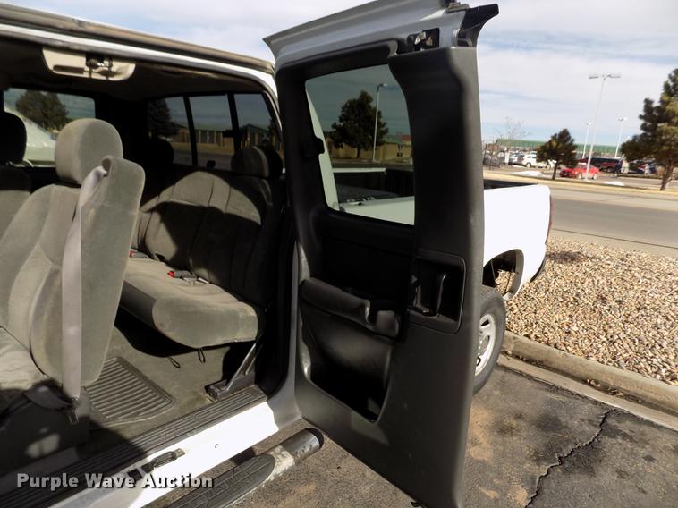 image for item FH9154 2004 Chevrolet Silverado 3500 LS Ext. Cab pickup truck