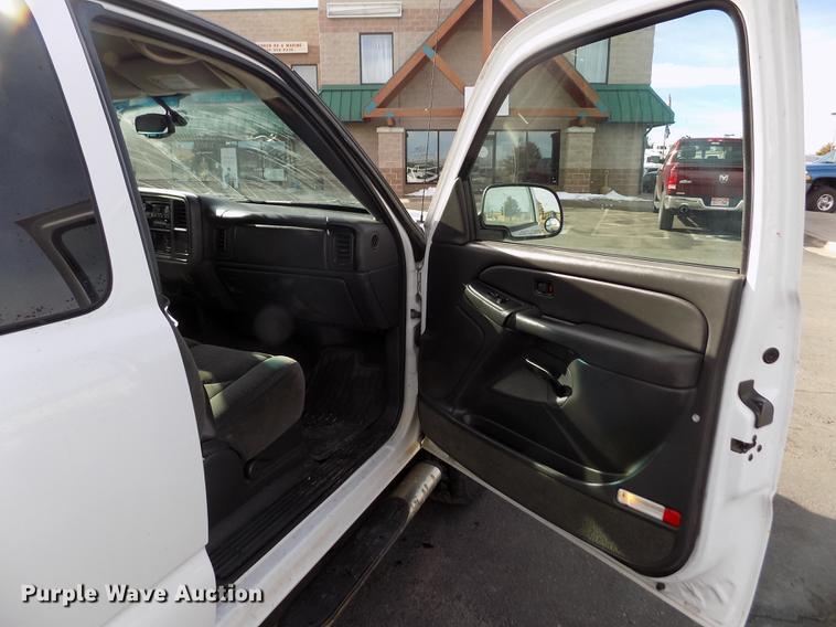 image for item FH9154 2004 Chevrolet Silverado 3500 LS Ext. Cab pickup truck