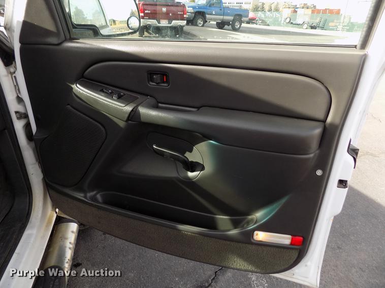 image for item FH9154 2004 Chevrolet Silverado 3500 LS Ext. Cab pickup truck