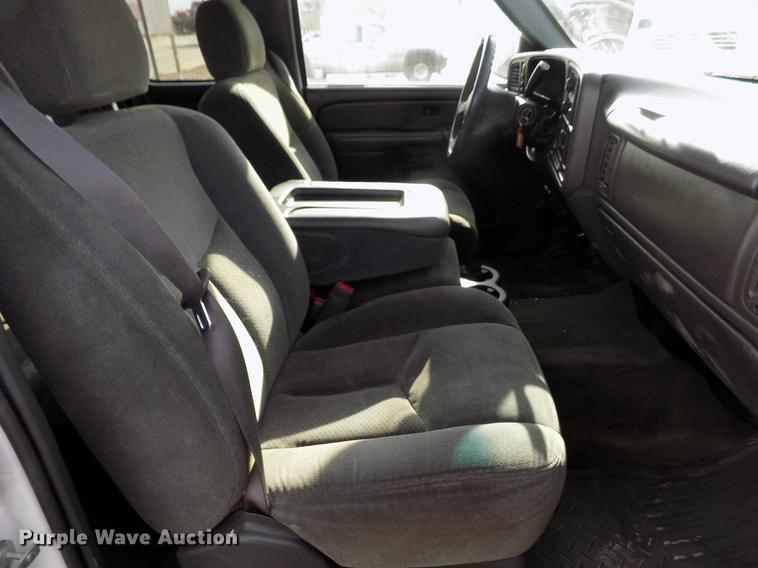 image for item FH9154 2004 Chevrolet Silverado 3500 LS Ext. Cab pickup truck