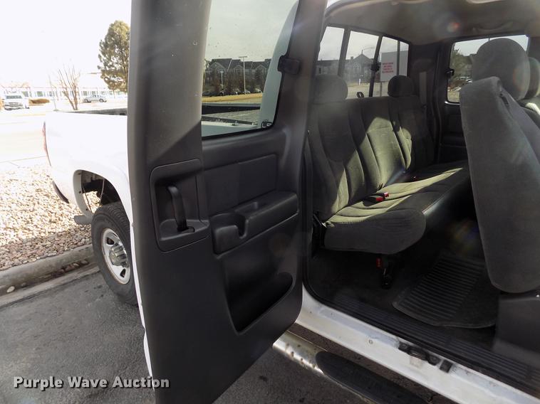 image for item FH9154 2004 Chevrolet Silverado 3500 LS Ext. Cab pickup truck