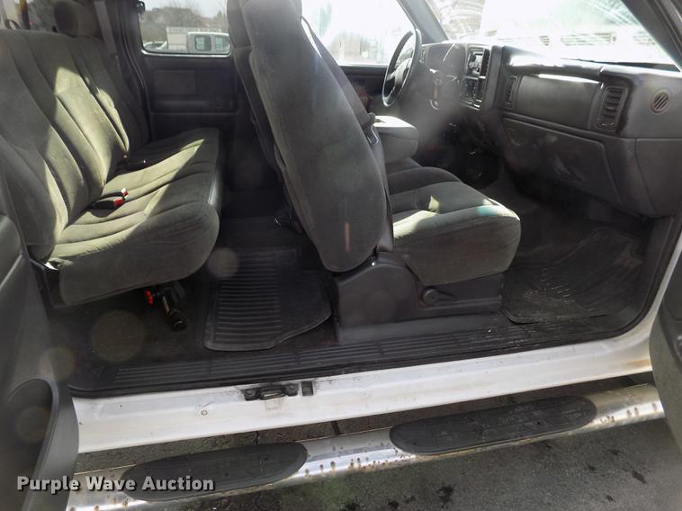 image for item FH9154 2004 Chevrolet Silverado 3500 LS Ext. Cab pickup truck