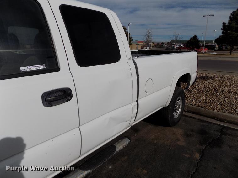 image for item FH9154 2004 Chevrolet Silverado 3500 LS Ext. Cab pickup truck