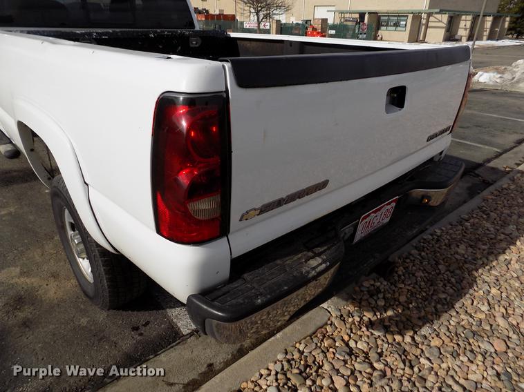 image for item FH9154 2004 Chevrolet Silverado 3500 LS Ext. Cab pickup truck