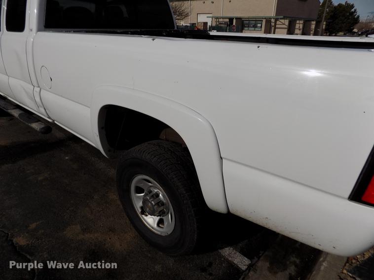 image for item FH9154 2004 Chevrolet Silverado 3500 LS Ext. Cab pickup truck