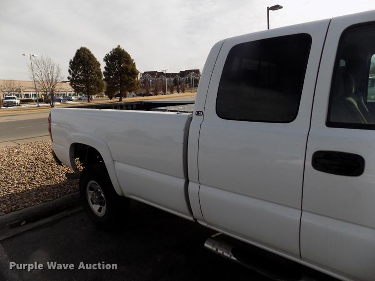 image for item FH9154 2004 Chevrolet Silverado 3500 LS Ext. Cab pickup truck