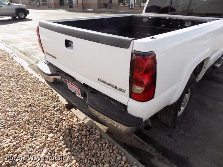 image for item FH9154 2004 Chevrolet Silverado 3500 LS Ext. Cab pickup truck