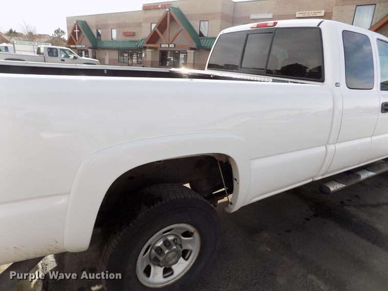 image for item FH9154 2004 Chevrolet Silverado 3500 LS Ext. Cab pickup truck