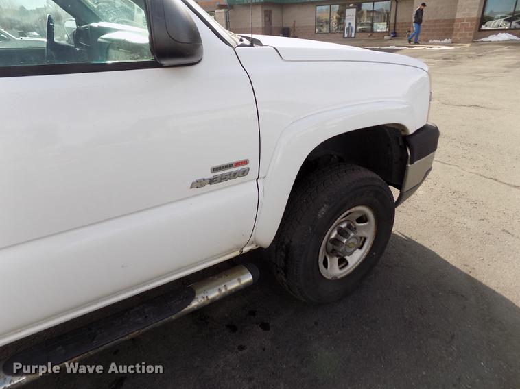 image for item FH9154 2004 Chevrolet Silverado 3500 LS Ext. Cab pickup truck