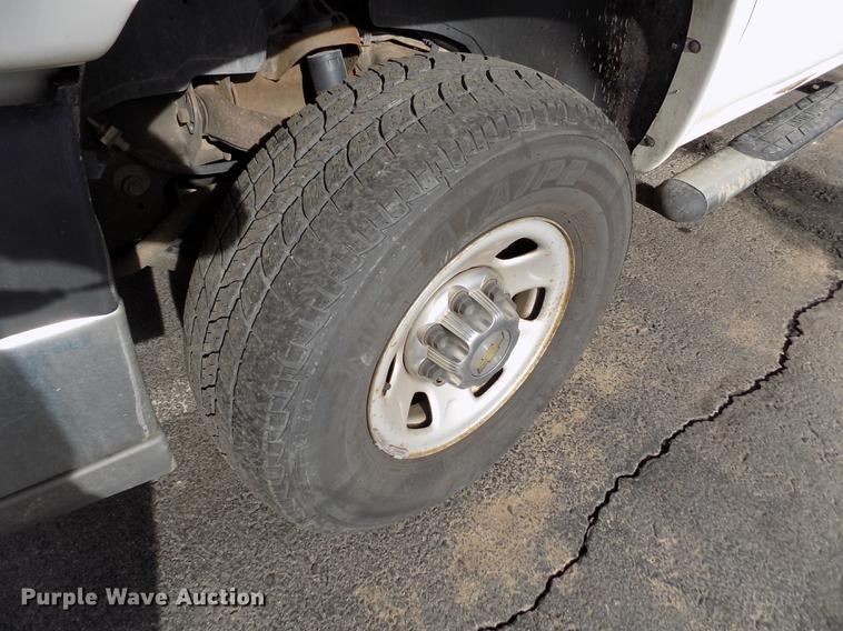 image for item FH9154 2004 Chevrolet Silverado 3500 LS Ext. Cab pickup truck