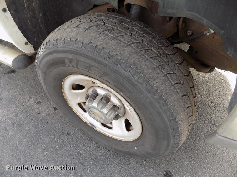 image for item FH9154 2004 Chevrolet Silverado 3500 LS Ext. Cab pickup truck