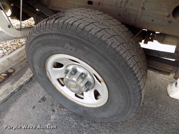 image for item FH9154 2004 Chevrolet Silverado 3500 LS Ext. Cab pickup truck