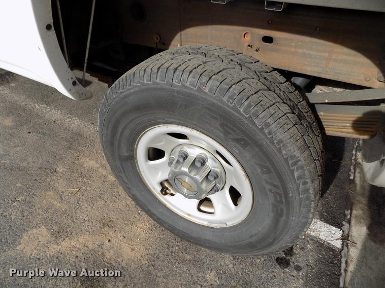 image for item FH9154 2004 Chevrolet Silverado 3500 LS Ext. Cab pickup truck