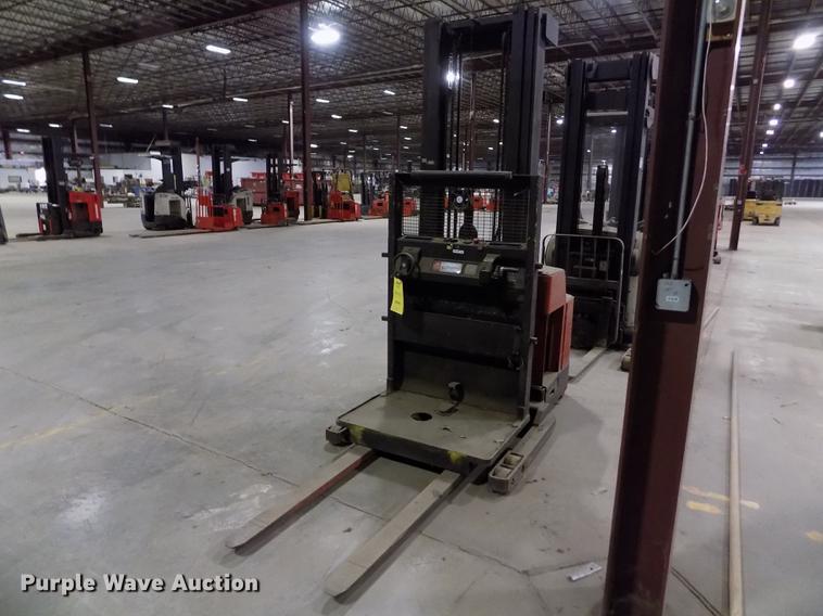 image for item FH9372 Raymond R30ES forklift