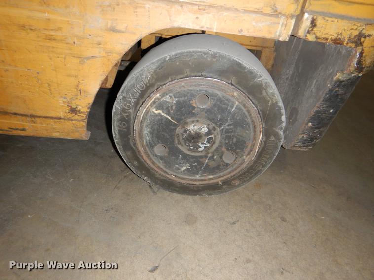 image for item FM9941 Caterpillar 2EC25 forklift