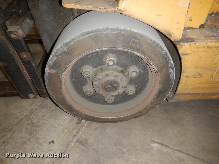 image for item FM9941 Caterpillar 2EC25 forklift