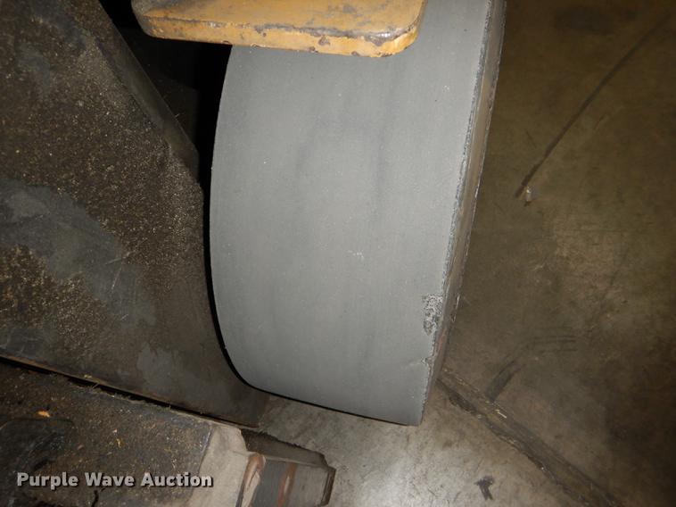 image for item FM9941 Caterpillar 2EC25 forklift