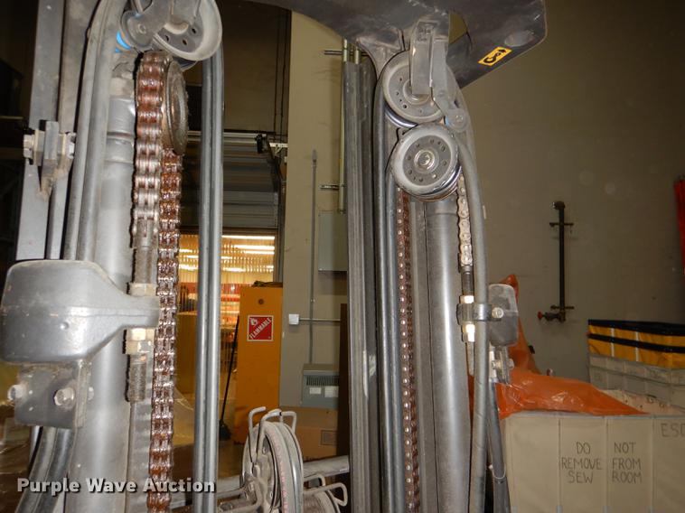 image for item FM9941 Caterpillar 2EC25 forklift