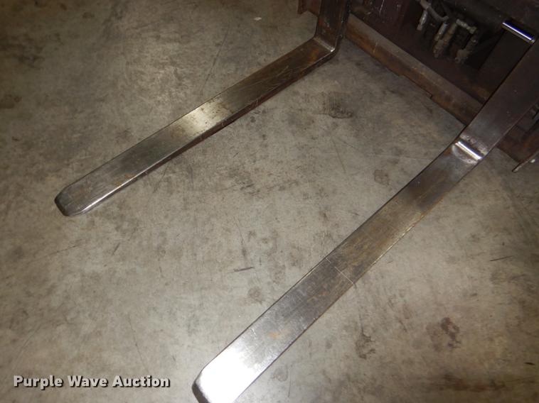 image for item FM9941 Caterpillar 2EC25 forklift