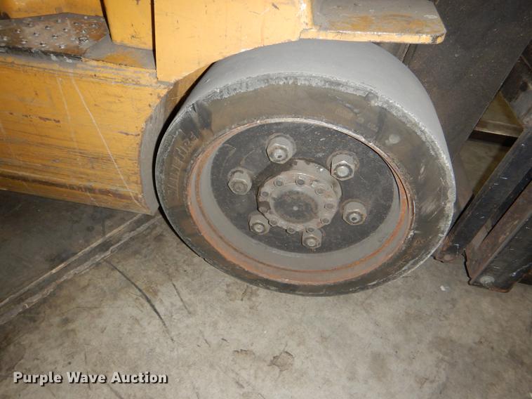 image for item FM9941 Caterpillar 2EC25 forklift