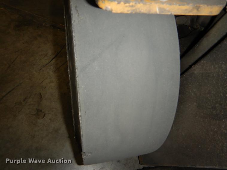 image for item FM9941 Caterpillar 2EC25 forklift