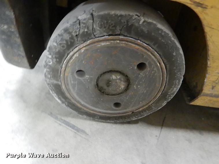 image for item FM9941 Caterpillar 2EC25 forklift