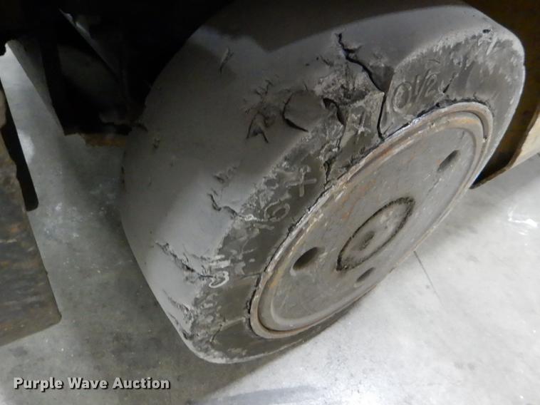 image for item FM9941 Caterpillar 2EC25 forklift