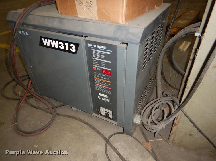 image for item FM9941 Caterpillar 2EC25 forklift