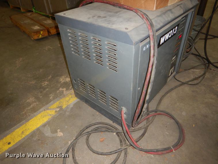 image for item FM9941 Caterpillar 2EC25 forklift