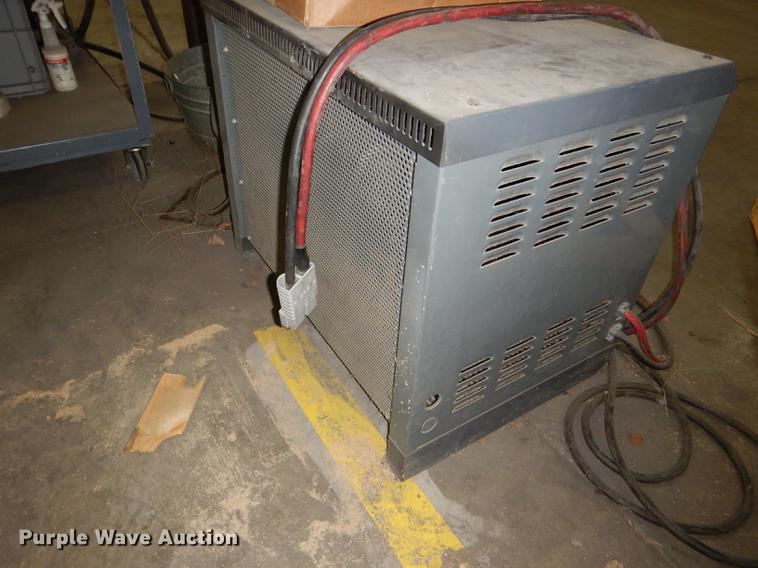 image for item FM9941 Caterpillar 2EC25 forklift