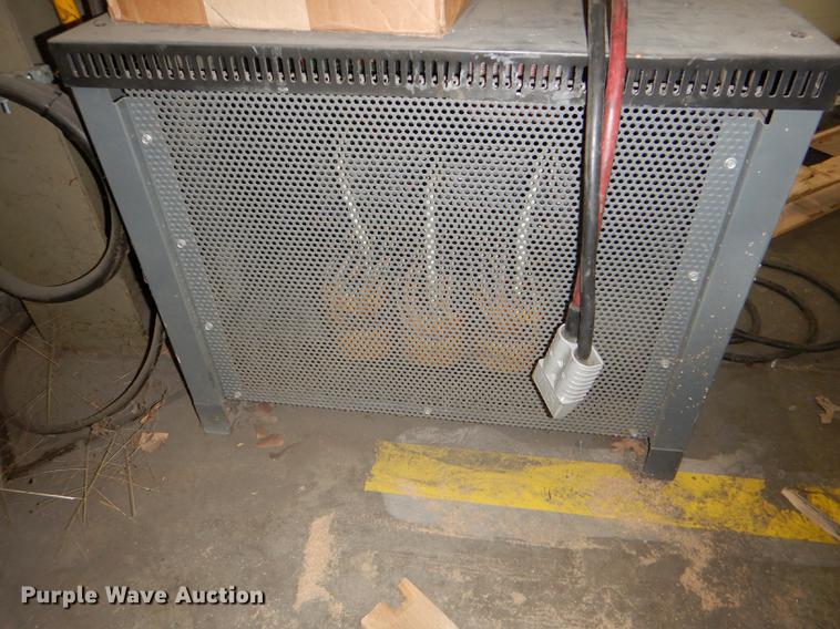 image for item FM9941 Caterpillar 2EC25 forklift