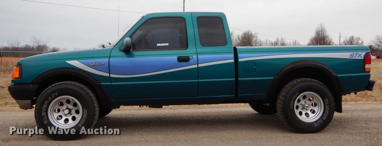 image for item FQ9629 1993 Ford Ranger STX SuperCab pickup truck