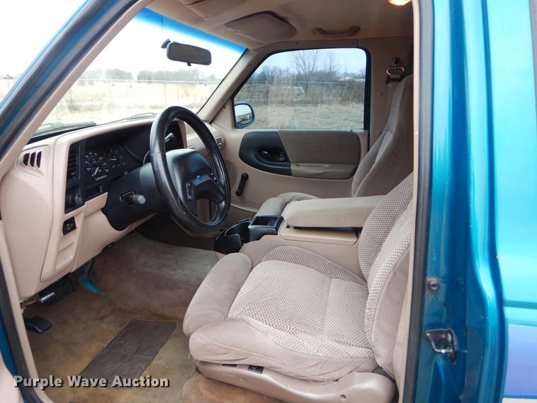 image for item FQ9629 1993 Ford Ranger STX SuperCab pickup truck