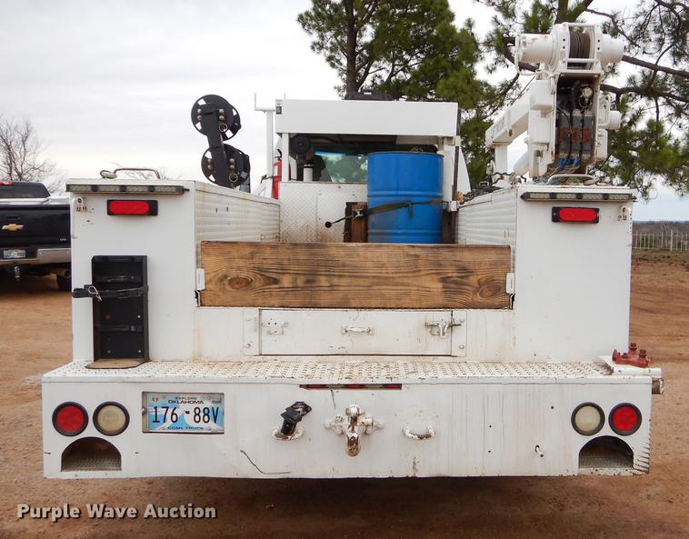 image for item FQ9640 2003 GMC C5500 service truck with crane